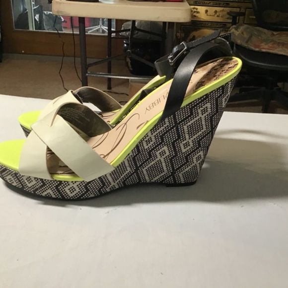 Sam and Libby black and white pattern wedge sandal size 11m. - Picture 2 of 12